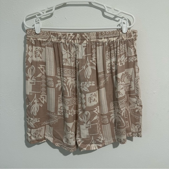 High Waisted Palm Print Shorts - Picture 4 of 4